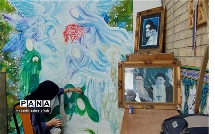 خلق اثر دانش‌آموز هنرمند بر دیوار نمازخانه مدرسه‌ای در رودهن/ فیلم