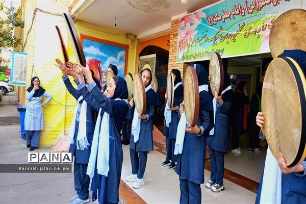 جشن میلاد حضرت رسول اکرم(ص) و امام جعفر صادق(ع) در دبیرستان شهید زهره‌وند قرچک