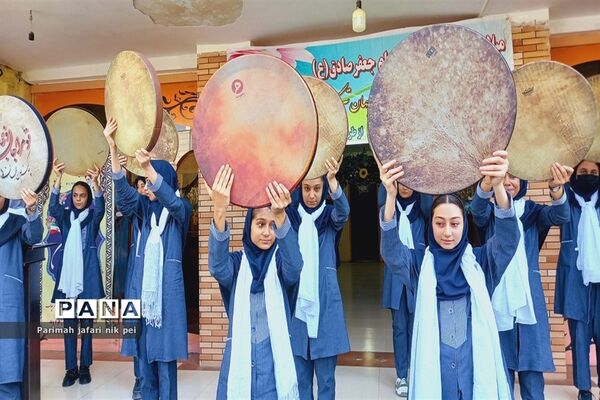 جشن میلاد حضرت رسول اکرم(ص) و امام جعفر صادق(ع) در دبیرستان شهید زهره‌وند قرچک