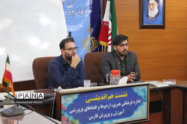 نشست جهاد تبیین ویژه اعضای هیات رئیسه مجلس دانش‌آموزی نواحی چهارگانه شیراز