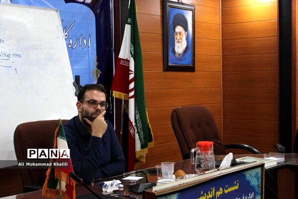 نشست جهاد تبیین ویژه اعضای هیات رئیسه مجلس دانش‌آموزی نواحی چهارگانه شیراز