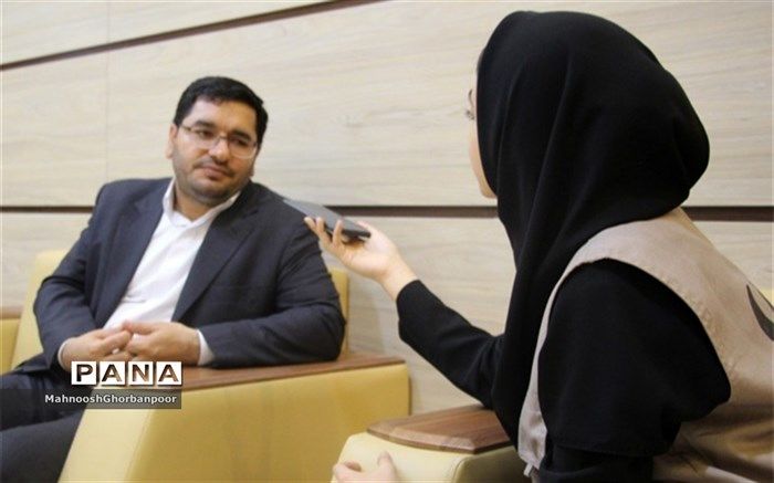 هویت دانش آموزان در دوره کودکی و نوجوانی شکل می گیرد