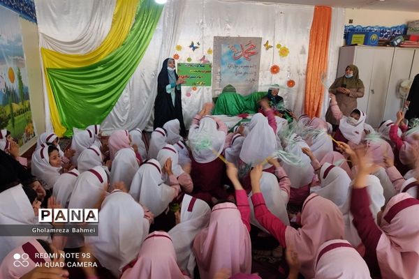 وحدت دانش‌آموزان مدارس ناحیه یک اهواز در برپایی جشن میلاد رسول اکرم (ص)