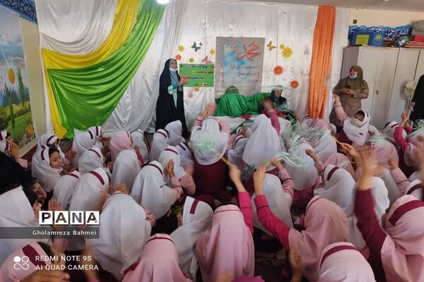 وحدت دانش‌آموزان مدارس ناحیه یک اهواز در برپایی جشن میلاد رسول اکرم (ص)