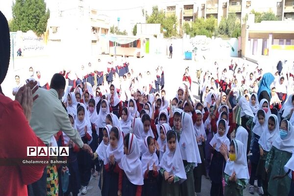 وحدت دانش‌آموزان مدارس ناحیه یک اهواز در برپایی جشن میلاد رسول اکرم (ص)