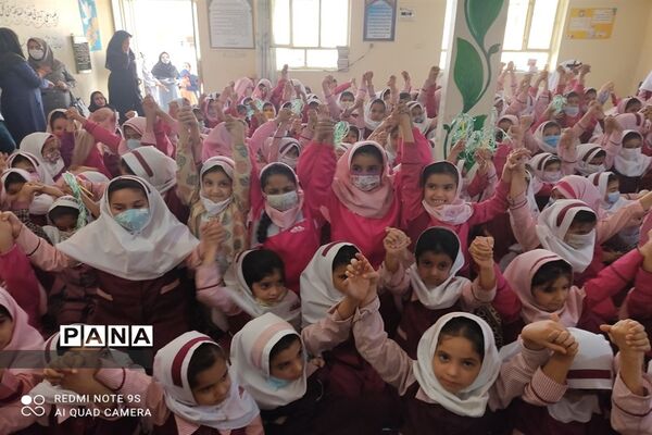 وحدت دانش‌آموزان مدارس ناحیه یک اهواز در برپایی جشن میلاد رسول اکرم (ص)