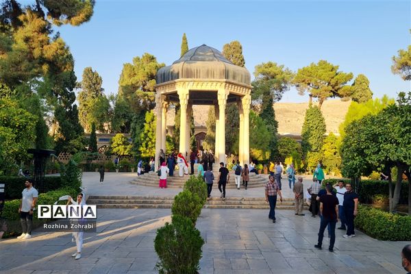 آرامگاه حافظ در سالروز این شاعر پرآوازه