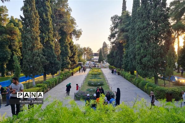 آرامگاه حافظ در سالروز این شاعر پرآوازه