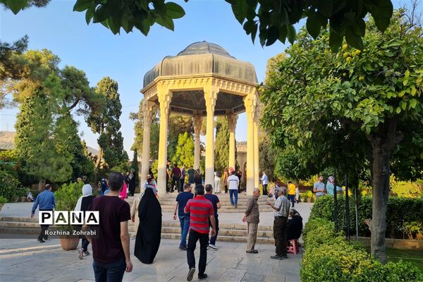 آرامگاه حافظ در سالروز این شاعر پرآوازه