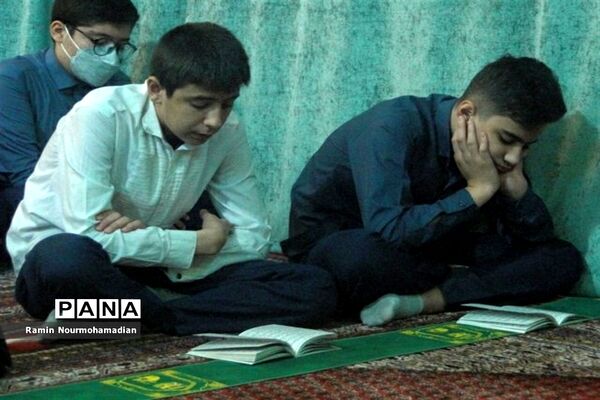 حضور دانش‌آموزان و فرهنگیان منطقه۹ در دعای ندبه