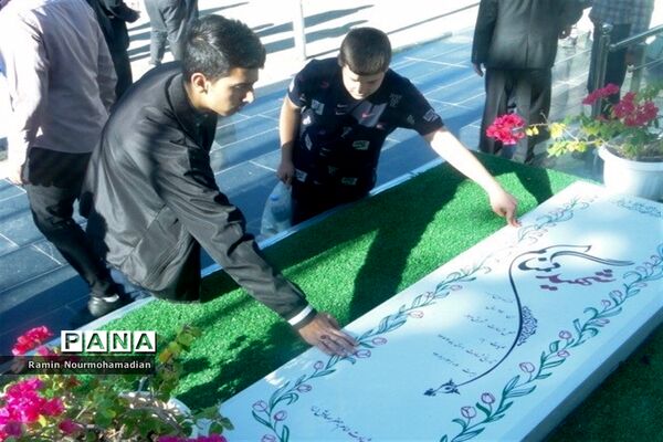 حضور دانش‌آموزان و فرهنگیان منطقه۹ در دعای ندبه