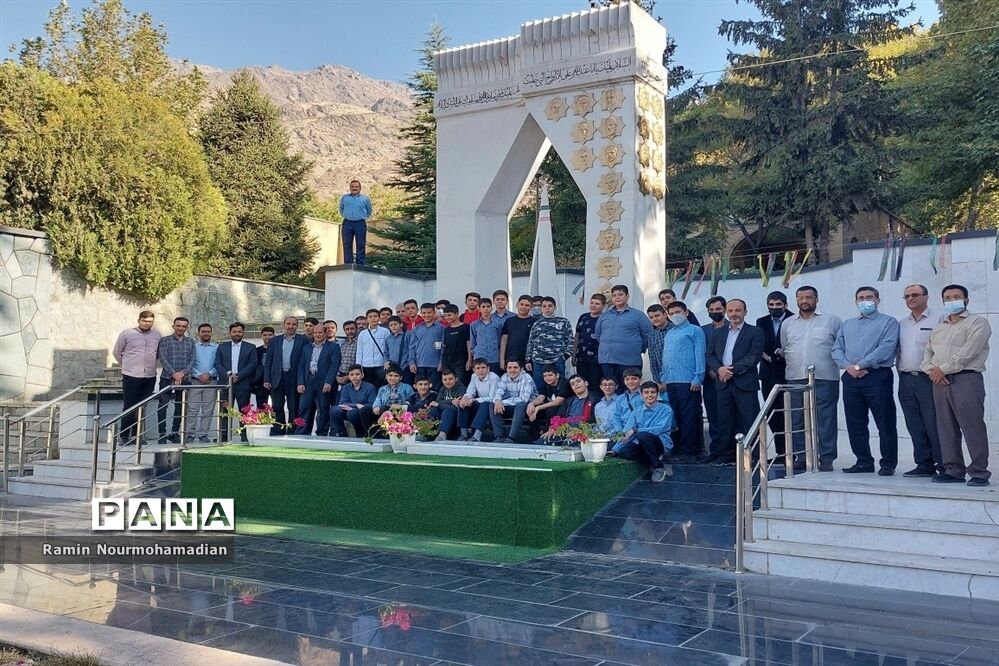 حضور دانش‌آموزان و فرهنگیان منطقه۹ در دعای ندبه