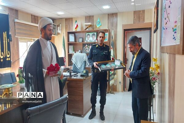 تقدیر از حافظان امنیت کلانتری ۱۳ آزادگان اهواز