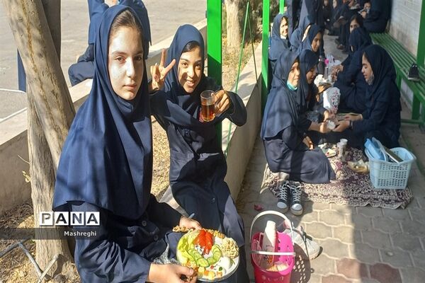 سفره صبحانه نشاط و شادی در دبیرستان شاهد مسفروش کاشان