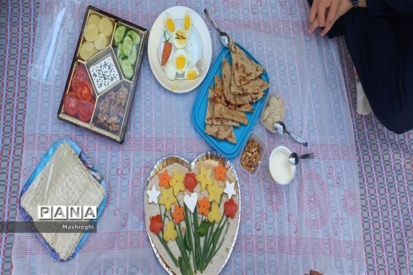 سفره صبحانه نشاط و شادی در دبیرستان شاهد مسفروش کاشان