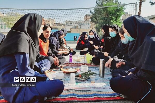 جشنواره غذای سالم و نمایشگاه دست‌سازه‌های ورزشی به‌مناسبت هفته تربیت‌بدنی در بهارستان‌ دو