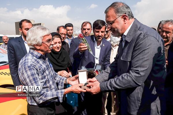 آیین تحویل دو‌ هزارمین تاکسی جایگزین و 200 دستگاه اتوبوس در طرح نوسازی ناوگان فرسوده