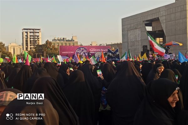 جشن بزرگ پیامبر مهربانی با نقش‌آفرینی بانوان محجبه و انقلابی مشهد مقدس