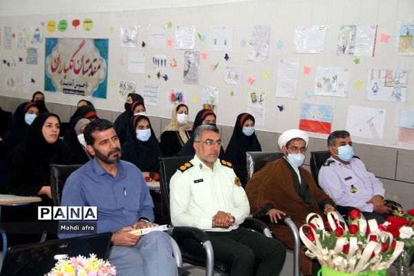 زنگ نمادین آغاز هفته پیوند اولیا و مربیان در مدارس شهرستان بهبهان