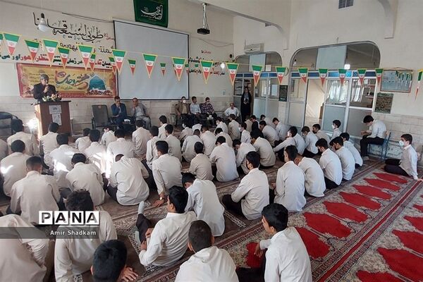 برگزاری مناظره دانش‌آموزی در مدرسه شهید‌بهشتی سمنان