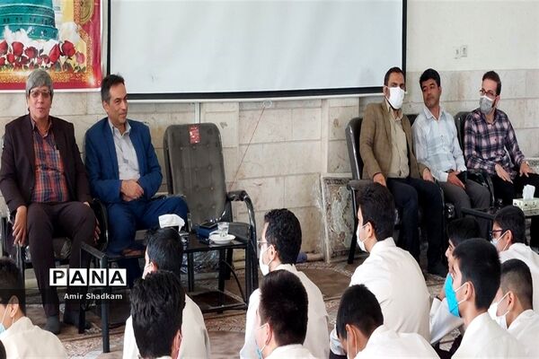 برگزاری مناظره دانش‌آموزی در مدرسه شهید‌بهشتی سمنان