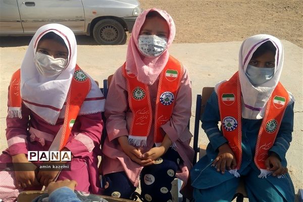 عضویت و ملبس شدن دانش‌آموزان عشایری به شال سازمان دانش‌آموزی