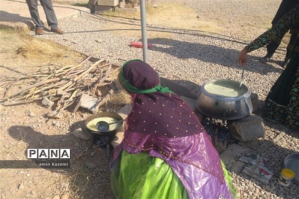 عضویت و ملبس شدن دانش‌آموزان عشایری به شال سازمان دانش‌آموزی