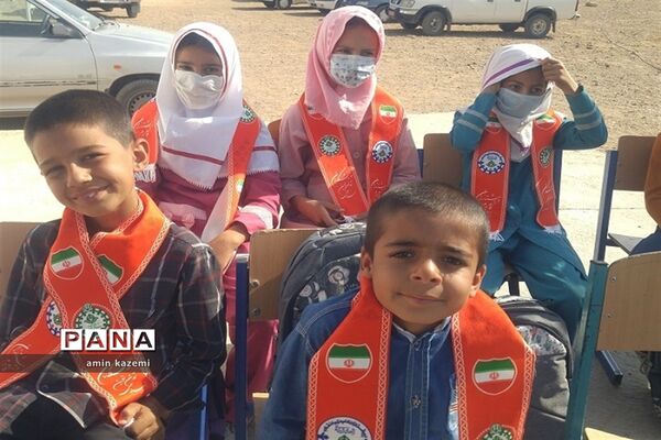 عضویت و ملبس شدن دانش‌آموزان عشایری به شال سازمان دانش‌آموزی