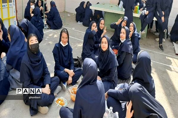 جشن هفته وحدت و هفته بهداشت و روان در مدرسه خدیجه کبری اصفهان