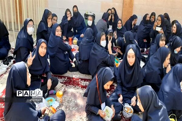 جشن هفته وحدت و هفته بهداشت و روان در مدرسه خدیجه کبری اصفهان