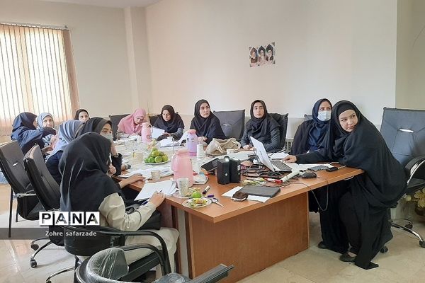 برگزاری جلسه قطب شرق گروه‌های آموزشی مقطع  ابتدایی در رودهن
