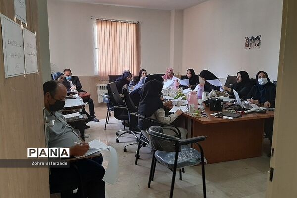 برگزاری جلسه قطب شرق گروه‌های آموزشی مقطع  ابتدایی در رودهن