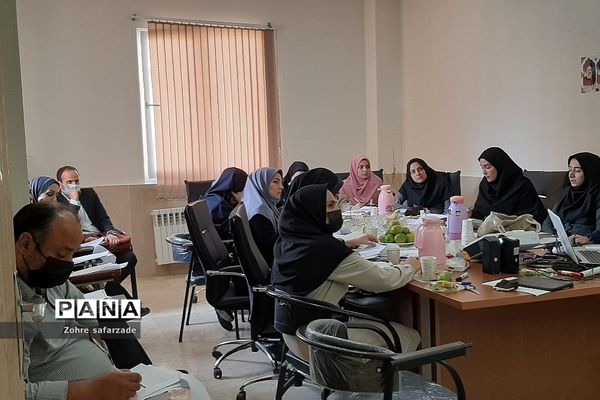 برگزاری جلسه قطب شرق گروه‌های آموزشی مقطع  ابتدایی در رودهن