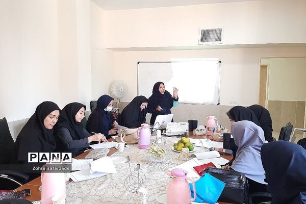 برگزاری جلسه قطب شرق گروه‌های آموزشی مقطع  ابتدایی در رودهن