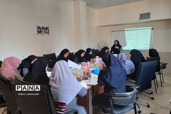 برگزاری جلسه قطب شرق گروه‌های آموزشی مقطع  ابتدایی در رودهن