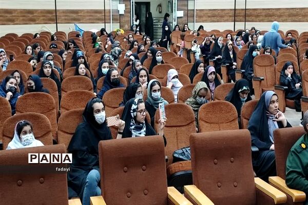 جشن بزرگ میلاد پیامبر اکرم ویژه دختران مقطع متوسطه اول و دوم در کانون‌ مفتح اردستان