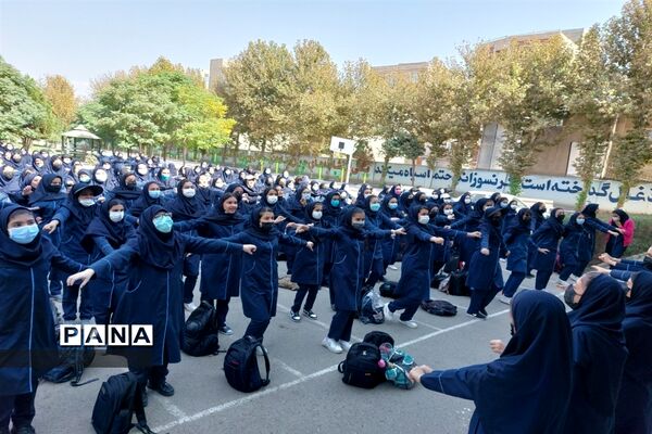 زنگ تربیت‌بدنی در دبیرستان دخترانه عصمت صفادشت