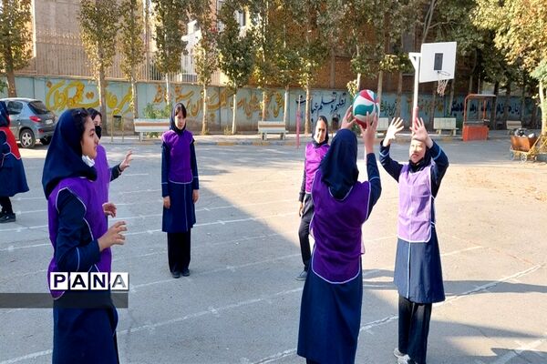 زنگ تربیت‌بدنی در دبیرستان دخترانه عصمت صفادشت