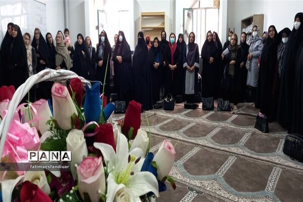 برگزاری نشست صمیمانه مدیر آموزش و پرورش فیروزکوه با اولیای دبیرستان حضرت خدیجه(س)