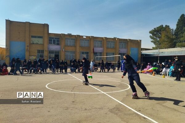 نواختن زنگ ورزش به‌مناسبت آغاز هفته تربیت‌بدنی در مدرسه شاهد فیض ناحیه ۳ شیراز