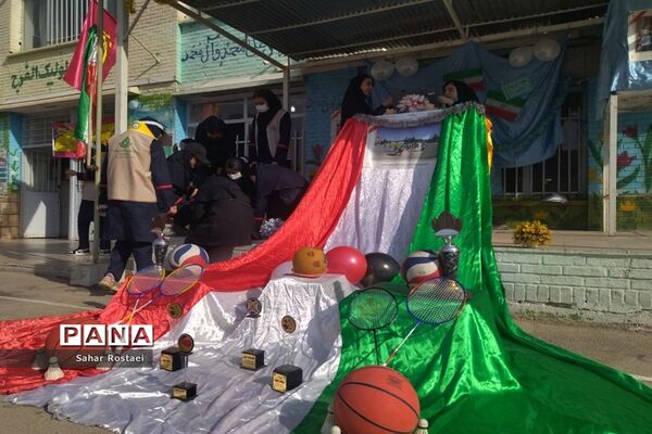 نواختن زنگ ورزش به‌مناسبت آغاز هفته تربیت‌بدنی در مدرسه شاهد فیض ناحیه ۳ شیراز