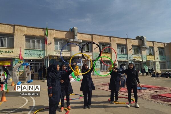 نواختن زنگ ورزش به‌مناسبت آغاز هفته تربیت‌بدنی در مدرسه شاهد فیض ناحیه ۳ شیراز