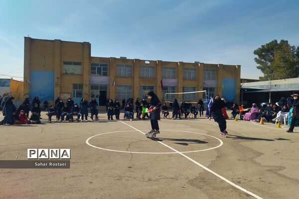 نواختن زنگ ورزش به‌مناسبت آغاز هفته تربیت‌بدنی در مدرسه شاهد فیض ناحیه ۳ شیراز