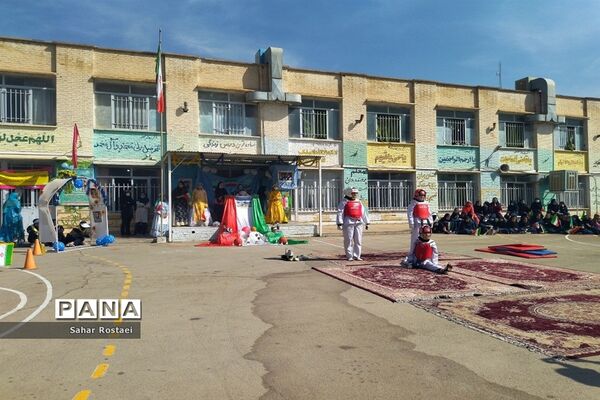 نواختن زنگ ورزش به‌مناسبت آغاز هفته تربیت‌بدنی در مدرسه شاهد فیض ناحیه ۳ شیراز