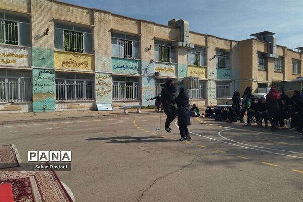 نواختن زنگ ورزش به‌مناسبت آغاز هفته تربیت‌بدنی در مدرسه شاهد فیض ناحیه ۳ شیراز