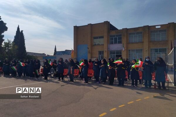 نواختن زنگ ورزش به‌مناسبت آغاز هفته تربیت‌بدنی در مدرسه شاهد فیض ناحیه ۳ شیراز