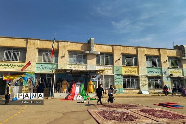 نواختن زنگ ورزش به‌مناسبت آغاز هفته تربیت‌بدنی در مدرسه شاهد فیض ناحیه ۳ شیراز