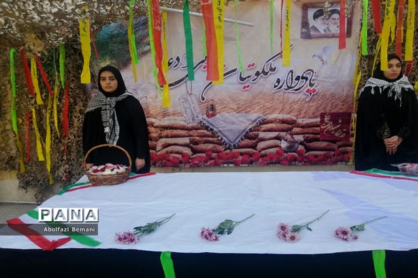 استقبال مادرانه از پیکر شهید گمنام در هنرستان برقعی قم