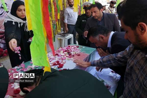 استقبال مادرانه از پیکر شهید گمنام در هنرستان برقعی قم