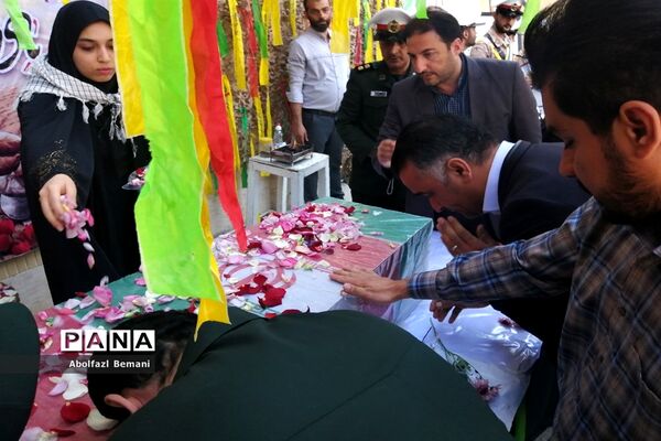 استقبال مادرانه از پیکر شهید گمنام در هنرستان برقعی قم